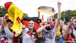 Feiernde Fussballfans auf der Fanzone am Brandenburger Tor während des Viertelfinalspiels Deutschland-Spanien bei der Fussball EM, Berlin, 05.07.2024.