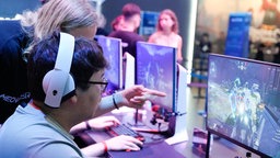 Gamer beim Testen neuer Computerspiele bei der Eröffnung am ersten Tag der Computerspielemesse Gamescom, Köln, 21.08.2024.