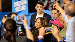 Kamala Harris spricht bei ihrer Präsidentschaftswahlkampfkundgebung in Harrisburg, Pennsylvania, USA, mit der Menge, 30.10.2024.