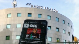 Illustrationsfoto der Website von OFF Radio Krakow, fotografiert vor dem Hauptsitz von Radio Krakow in Krakau, Polen, 23.10.2024.