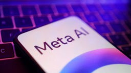 Das Meta AI-Logo ist auf einer Tastatur zu sehen. 