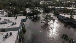 Hochwasser steht in einem Apartmentkomplex, in dem nach dem Hurrikan Milton Menschen gerettet werden, Florida, 10.10.2024.