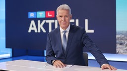 Peter Kloeppel, Fernsehmoderator, sitzt im "RTL Aktuell"-Studio. 