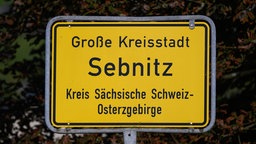 Ortstafel "Große Kreissstadt Sebnitz Kreis Sächsische Schweiz-Osterzgebirge" steht am Ortseingang, 16.08.2024. 