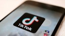 Logo der Smartphone-App TikTok ist auf einem Benutzerbeitrag eines Smartphone-Bildschirmes zu sehen.