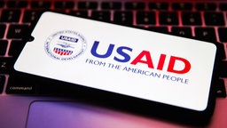 Emblem der United States Agency for International Development (USAID) wird auf einem Mobiltelefon gezeigt, 04.02.2025.