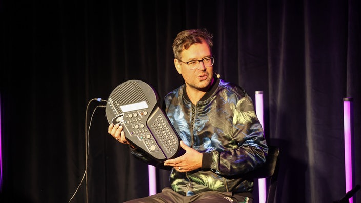 C. Heiland mit Omnichord auf der Bühne vom Theater am Dom