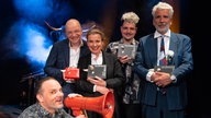 Dominic Deville, Ben Süverkrüp, Tina Teubner, Dirk Stermann und Dominik Muheim posieren auf der Bühne