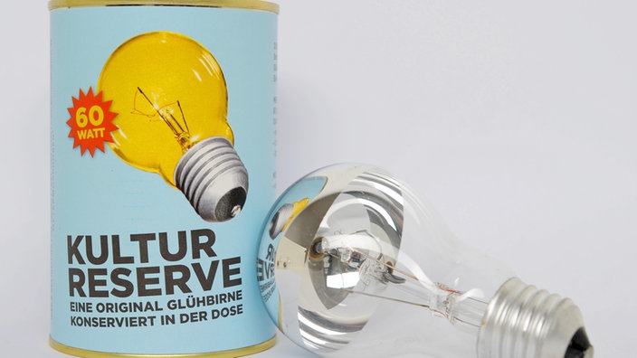 Eine Dose mit der Aufschrift "Kulturreserve", in der sich eine original 60 Watt-Glühbirne befindet