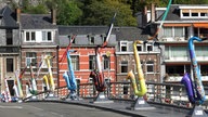 Bunte Saxophone auf einer Brücke in Dinant