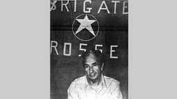 Der 1978 entführte Aldo Moro vor einem Transparent mit der Aufschrift "Brigate Rosse" ("Rote Brigaden")