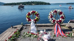 Kränze am Meer plaziert an der Seeseite von Utoya, 2013