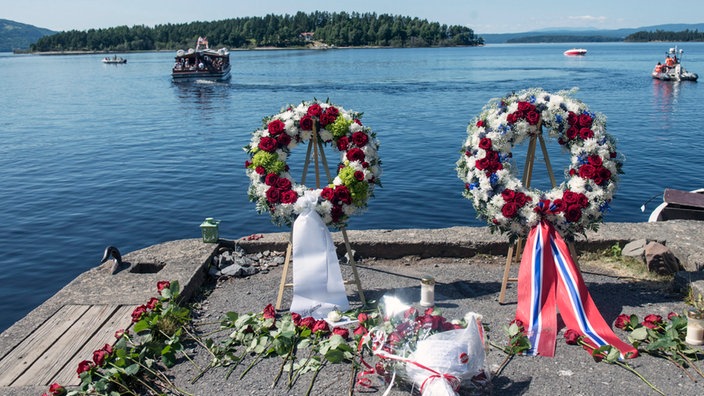 Kränze am Meer plaziert an der Seeseite von Utoya, 2013