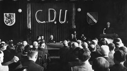 Konrad Adenauer spricht auf einer Kundgebung der CDU, 1946 in Düsseldorf