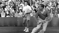 Gottfried Freiherr von Cramm (rechts) und Budge Patty, Hamburg, Rothenbaum, 31. Juli 1955