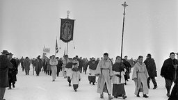 Eisprozession über den gefrorenen Bodensee am 12.02.1963