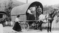 Sinti mit ihrem Wohnwagen, vermutlich im Rheinland (Aufnahme von 1935)