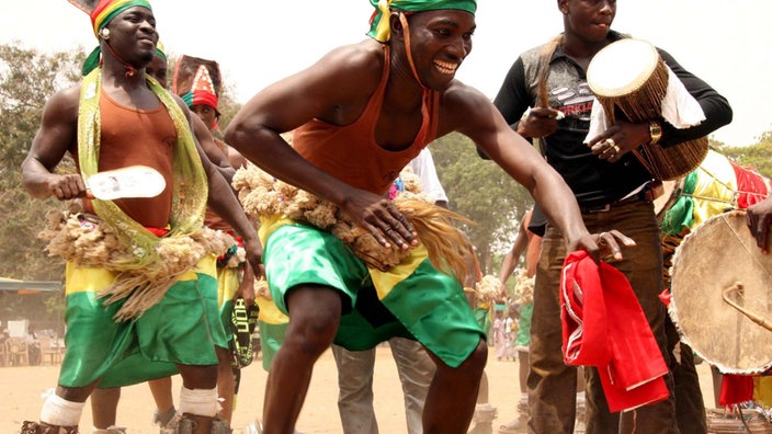 Feiernde Menschen in Ghana