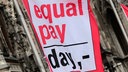 Flagge mit Aufschrift Equal Pay Day