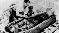 Howard Carter mit dem Srag Tut-ench-Amuns