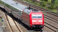 Ein Intercity (IC) der Deutschen Bahn auf den Schienen