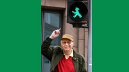 Karl Peglau deutet auf eine Ampel mit einem grünen Ampelmännchen, 2007