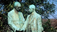 Denkmal von Adolf Kolping und einem Mann vor der Minoritenkirche in Köln, Skulptur von Johann Baptist Schreiner