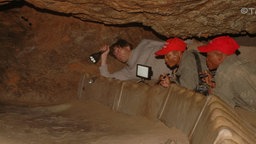 Spurenleser in einer Höhle