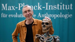 Der schwedische Evolutionsforscher Svante Pääbo steht im Max-Planck-Institut für evolutionäre Anthropologie in Leipzig an der Nachbildung eines Neandertaler-Skeletts. Für seine Forschung hat Pääbo den Nobelpreis für Medizin oder Physiologie erhalten.