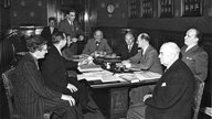 Pen-Club Deutschland, Erste Tagung 1949 in Hamburg: Sitzend: Herbert Friedmann, Dolf Sternberger, Axel Eggebrecht, Herbert Eulenberg, Hermann Kasack, Rudolf Schneider-Schelde. Stehend: Erich Kästner, Hans Henny Jahnn und Ernst Penzoldt.  