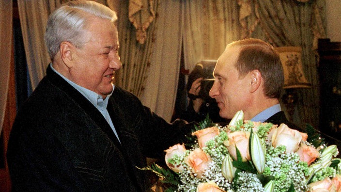 Boris Jelzin gratuliert Wladimir Putin mit Blumenstrauß