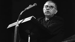 Jean-Paul Sartre am Rednerpult, Foto von 1960