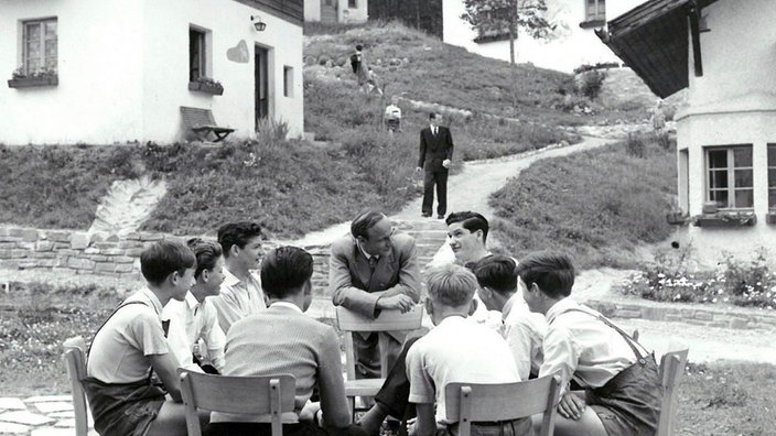 Hermann Gmeiner mit Kindern im ersten SOS-Kinderdorf in Imst/Tirol (1953)