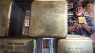 Künstler Gunter Demnig in seiner Werkstatt mit Stolpersteinen