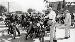 Marlon Brando (Bildmitte) in dem Hollywood-Film "The Wild One" von 1953 