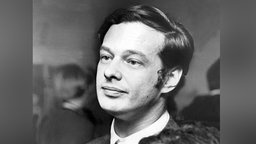 Schwarz-weiß-Foto: Brian Epstein schaut melancholisch zur Seite, das Haar ist gescheitelt, er trägt einen Anzug