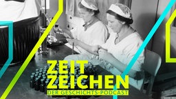 Zwei Laborantinnen füllen in einem Labor der Behringwerke Medikamente in kleine Flaschen ab, in Marburg in den 1930er-Jahren