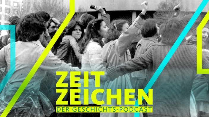 Demonstration für die Rechte der Frauen, die Teilnehmerinnen werden von männlichen Freiwilligen geschützt (08.03.1979)