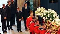 Prinz William, Dianas Bruder Graf Spencer, Prinz Harry und Prinz Charles stehen hinter dem Sarg von Prinzessin Diana auf dem Weg zur Trauerfeier in der Londoner Westminster Abtei. 