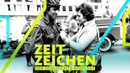 Eine Frau heftet am 25.04.1974 einem Soldaten in Lissabon eine rote Nelke an, das Symbol der portugiesischen Revolution