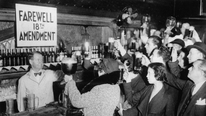 Menschen feiern das Ende der Prohibition in einer Bar in New York