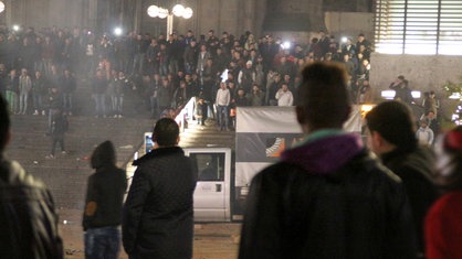 Zahlreiche Menschen sind am 31.12.2015 in Köln auf dem Vorplatz des Hauptbahnhofs zu sehen