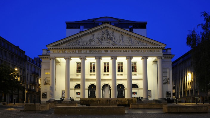 Das Theater Brüssels, leicht beleuchtet vor dem dunkelblauen Abendhimmel