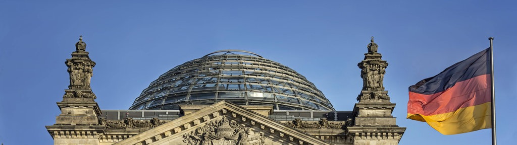 Reichstag mit deutscher Flagge