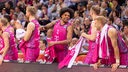 Die Spieler der Telekom Baskets Bonn feiern den Einzug in die Playoffs der Basketball-Bundesliga.