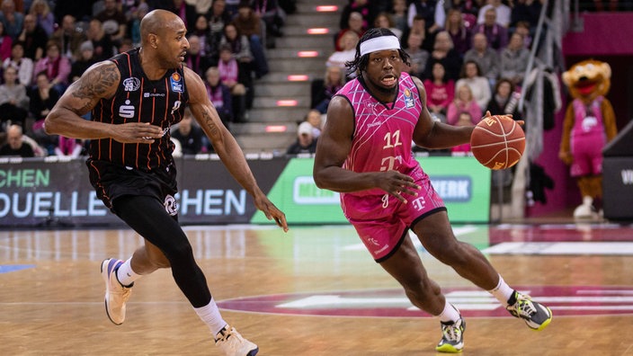 Brian Fobbs von den Telekom Baskets Bonn im Duell mit DeAndre Lansdowne von den Niners Chemnitz.