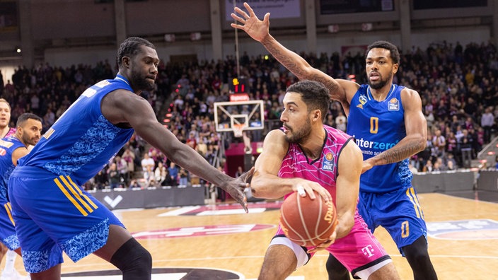 Spielszene aus der Partie Telekom Baskets Bonn gegen Alba Berlin.