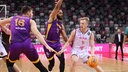 Aus der vergangenen Saison: Bonns Harald Frey (r.) wird von C.J. Harris von Hapoel Holon verteidigt