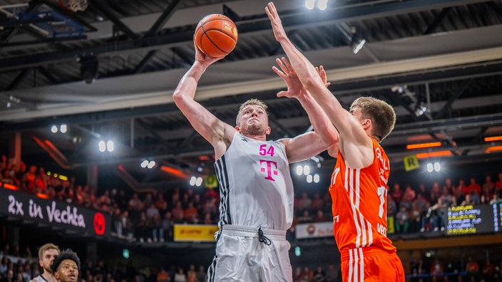 Thomas Kennedy (links) von den Telekom Baskets Bonn im Spiel bei Rasta Vechta.