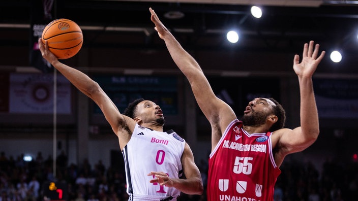 Bonns Darius McGhee wird von Kwan Cheatham Jr. von Pallacanestro Reggiana geblockt